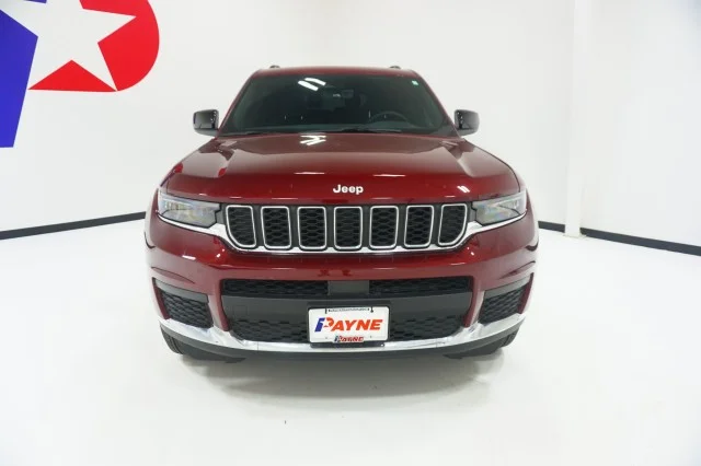 Used 2025 VELVET RED PRLC Jeep Laredo image 2