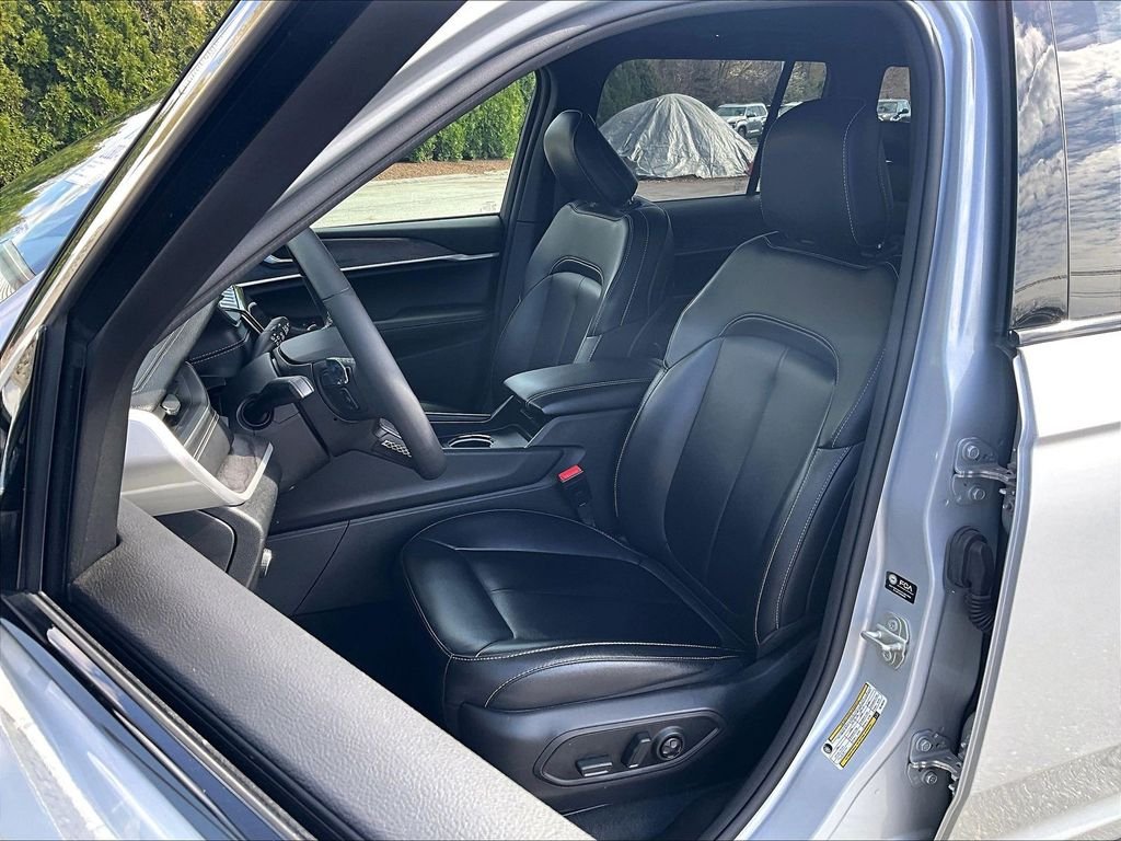 Used 2024 Silver Jeep 4xe image 10
