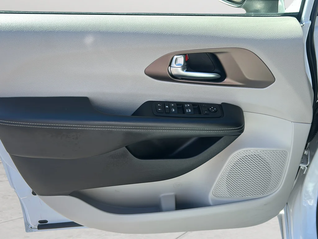 Used 2023 White Chrysler LX image 9