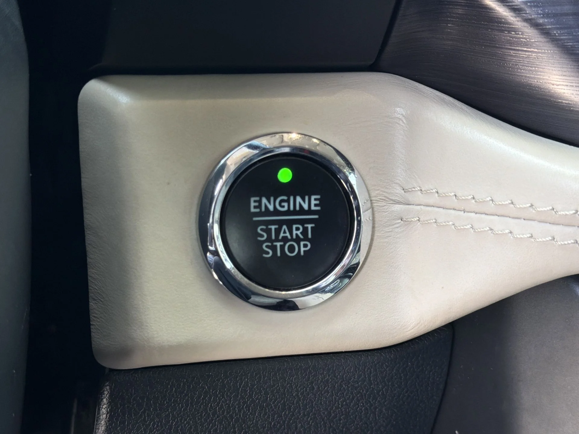 Used 2022 Black Metallic Ford Platinum image 25
