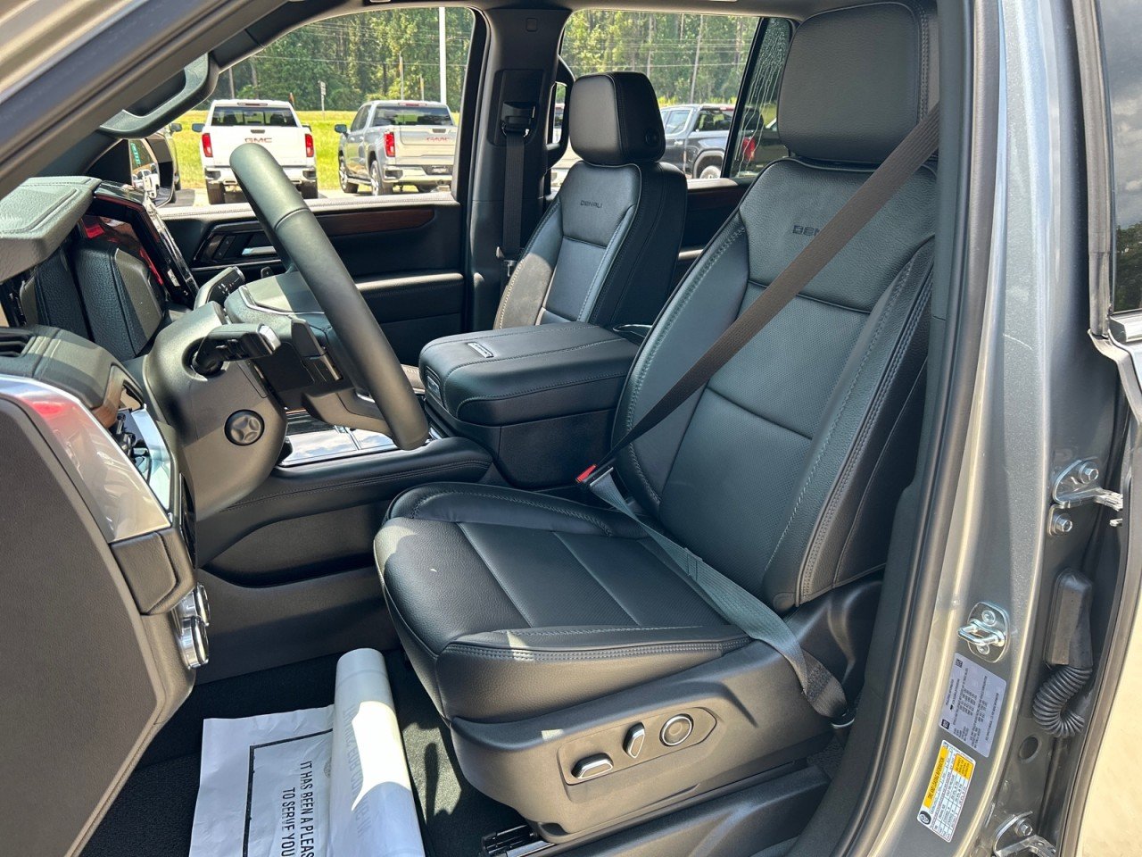 2026 GMC Yukon Denali - Photo 16