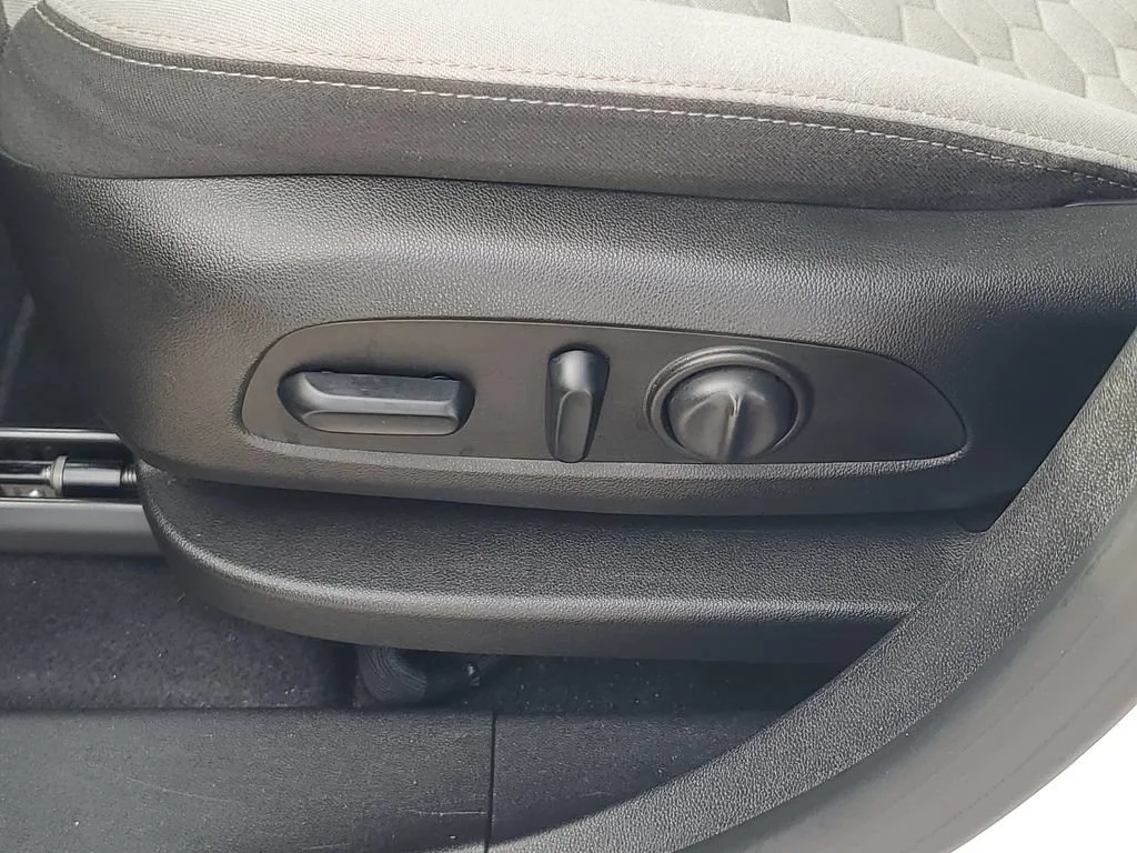 Used 2018 IRIDESCENT PEARL TRICOAT Chevrolet LT image 16
