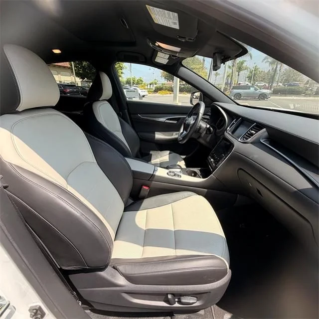 Used 2025 White INFINITI LUXE image 32
