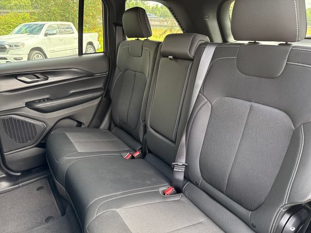 New 2026 Diamond Black Crystal Pearlcoat Jeep Laredo X image 23