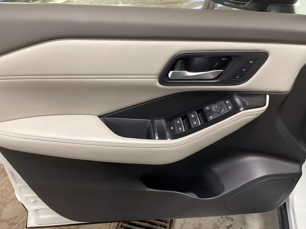 Used 2023 White Nissan SL image 18