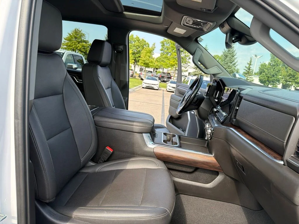 Used 2024 White GMC SLT image 26