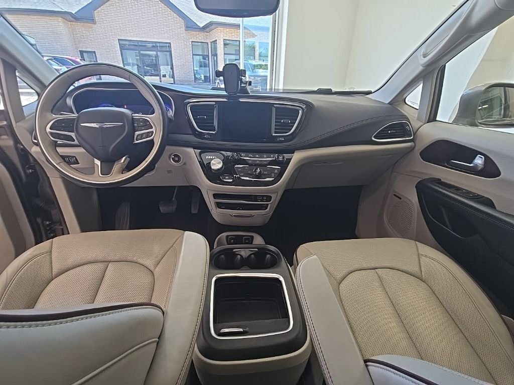 Used 2017 Molten Silver Chrysler Limited image 10
