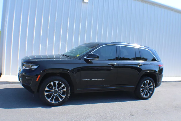 Used 2022 Diamond Black Crystal Pearlcoat Jeep Overland image 4