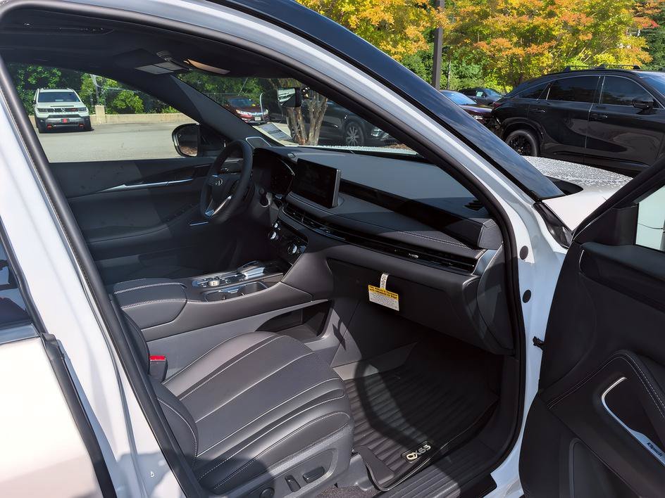 New 2027 2T RAD WHT INFINITI SPORT image 21