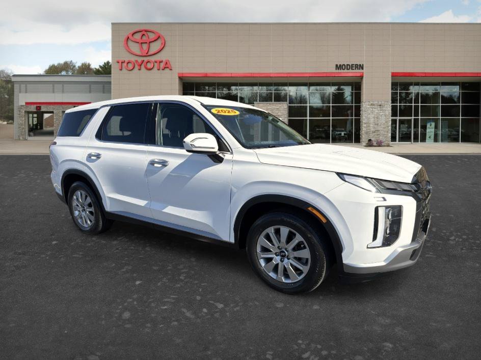 Used 2025 Hyper White Hyundai SE image 3