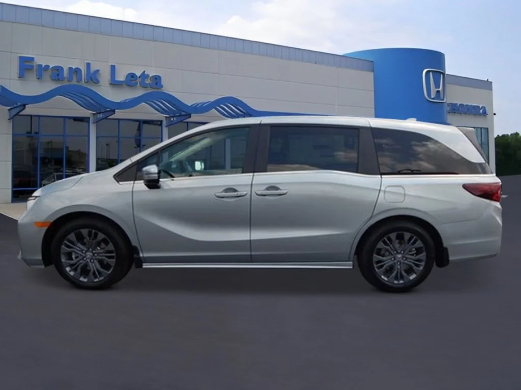 New 2027 Solar Silver Metallic Honda Touring image 2