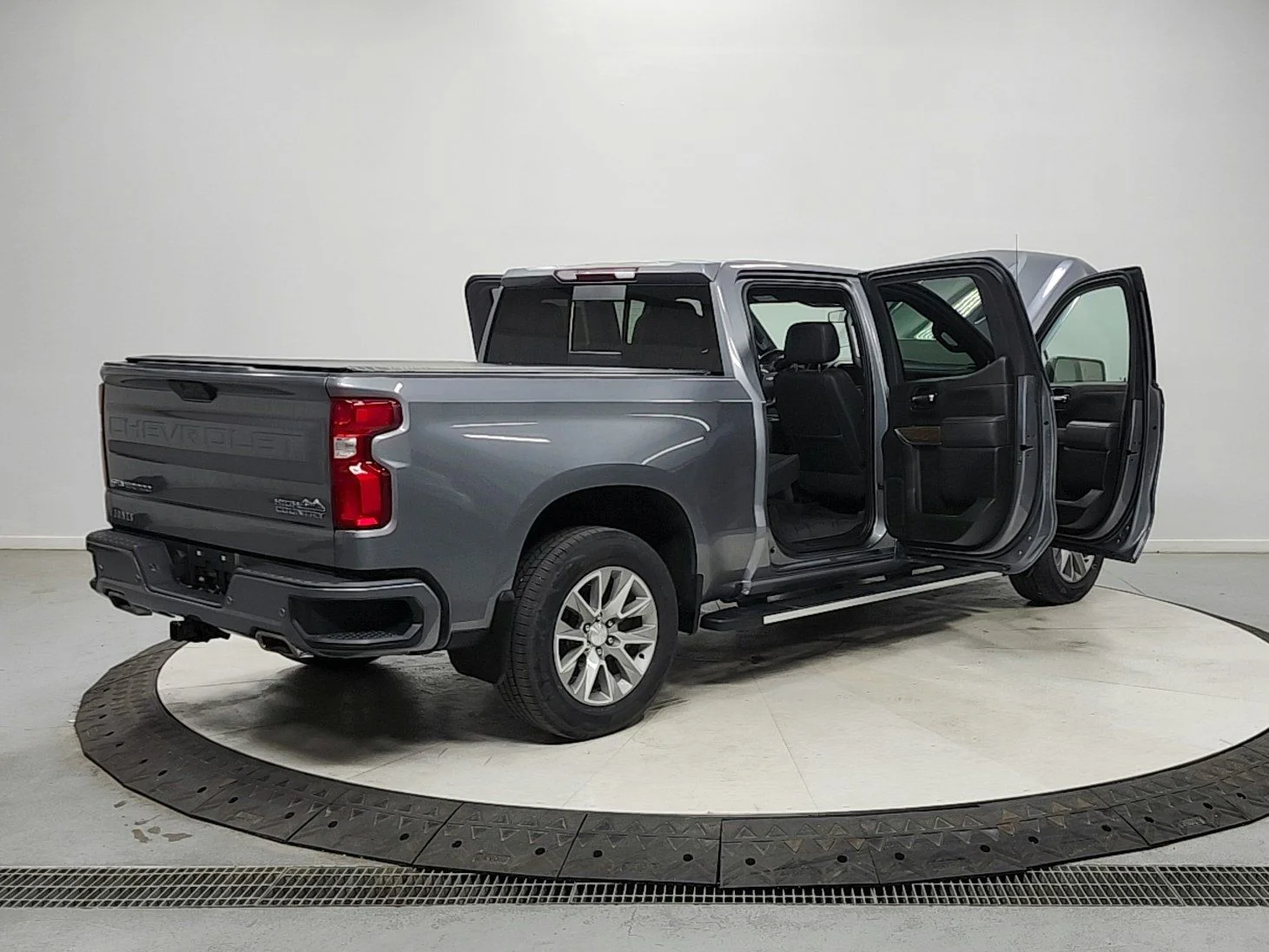 Used 2022 Gray Chevrolet High Country image 15