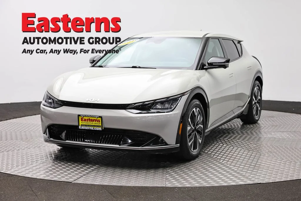 Used 2022 White Kia Wind image 1