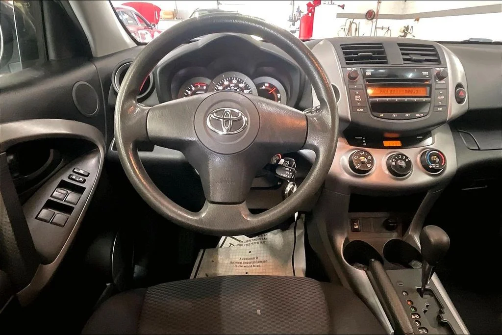 Used 2008 Silver Toyota Sport image 4