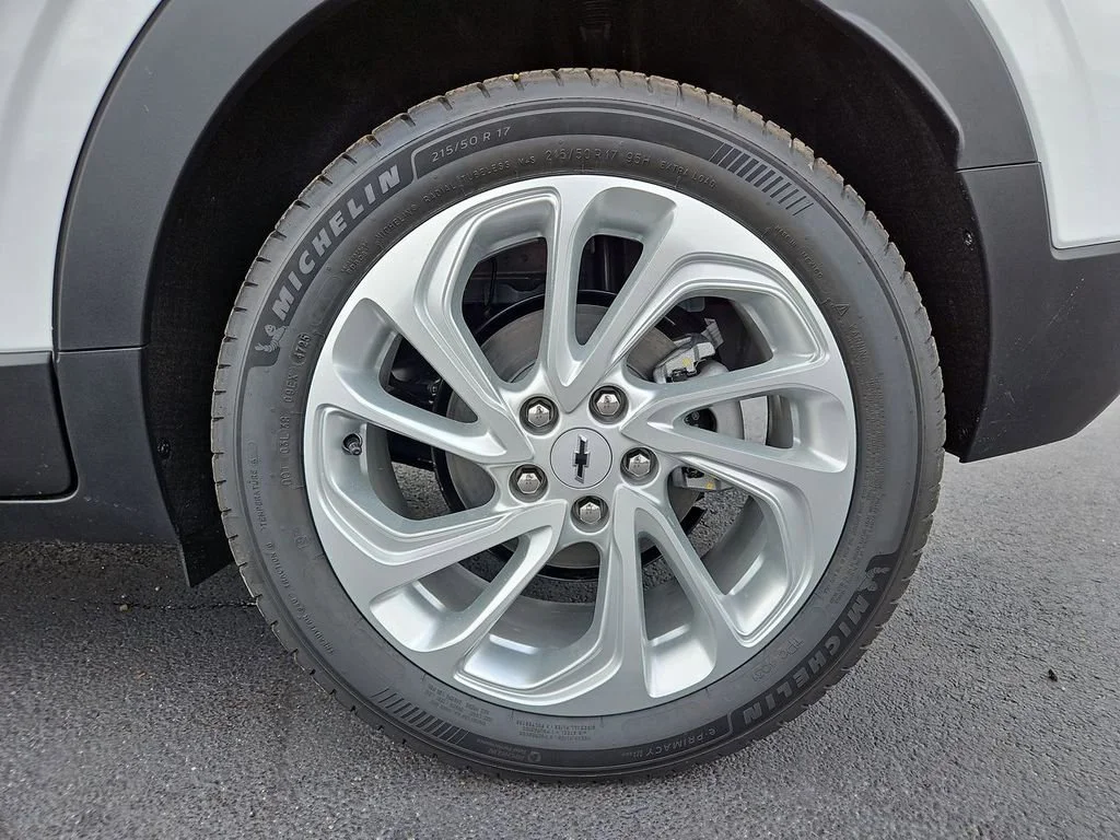 New 2027 Summit White Chevrolet LT image 23