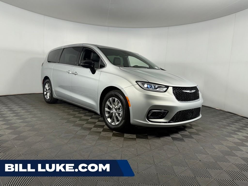 2026 Chrysler Pacifica Limited's photo