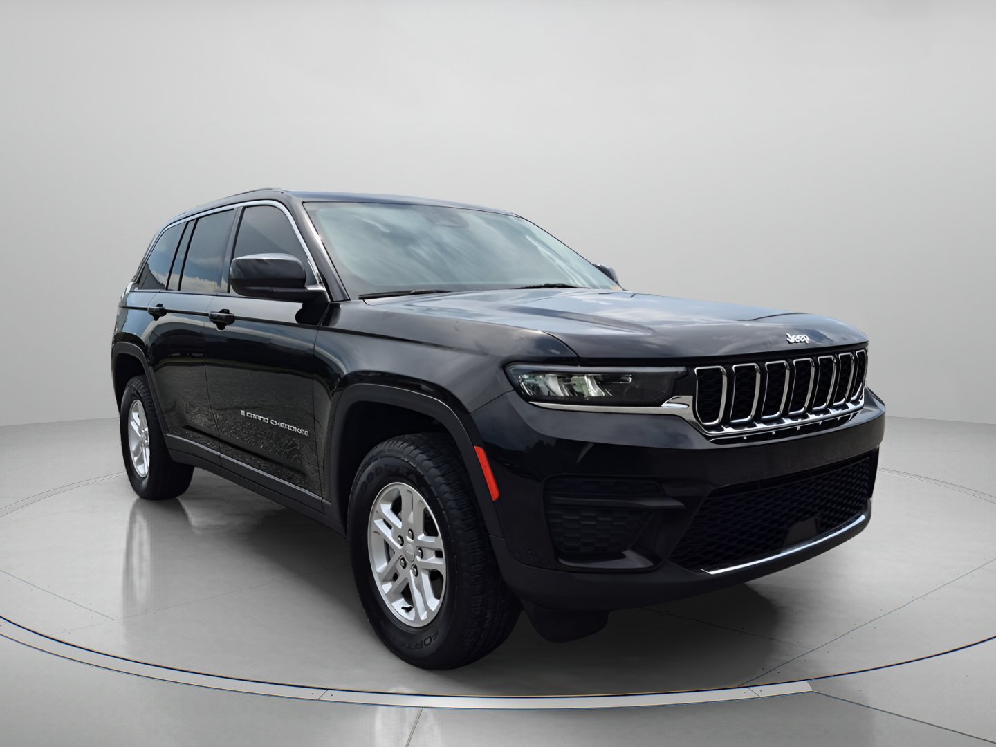Used 2022 Diamond Black Crystal Pearlcoat Jeep Laredo image 1