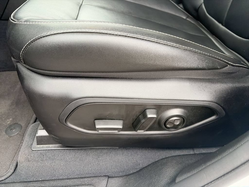 Used 2023  Jeep Limited image 17