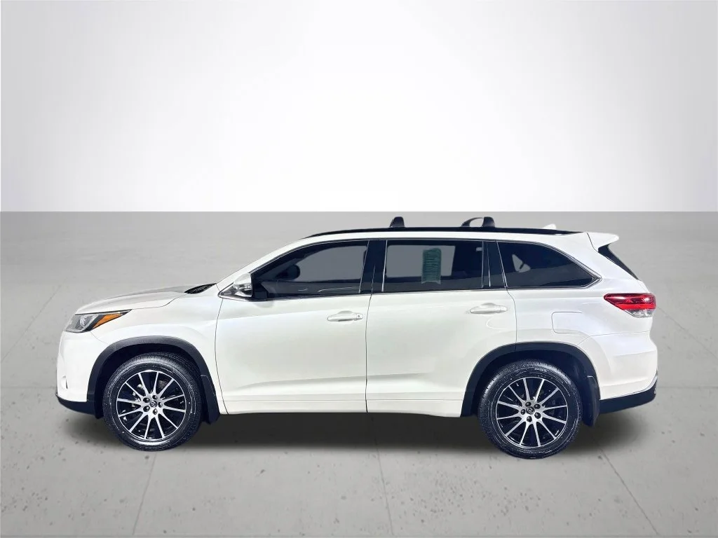 Used 2017 White Toyota SE image 9