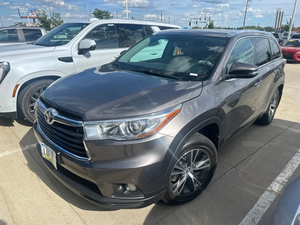 Used 2016 Gray Toyota XLE V6 image 6