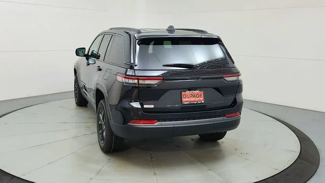 New 2026 Diamond Black Crystal Pearl-Coat Exterior Paint Jeep Laredo Altitude image 8