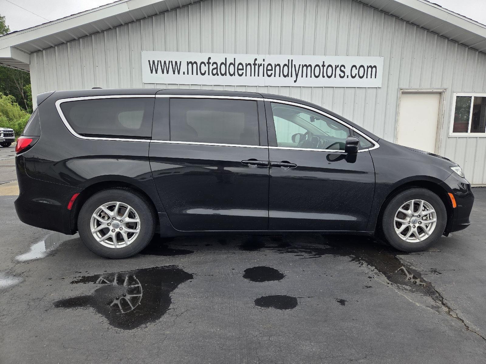 2023 Chrysler Pacifica Touring L's photo