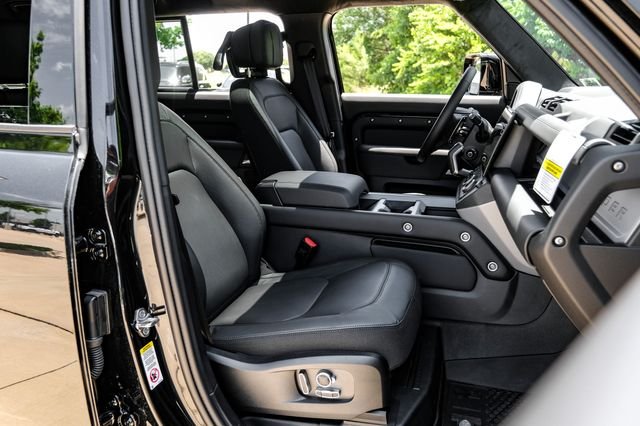 New 2026 Santorini Black Metallic Land Rover V8 image 45