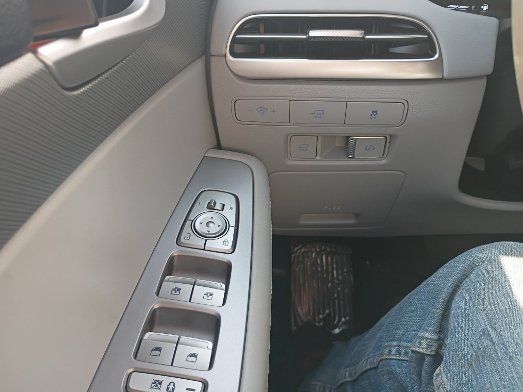 Used 2025  Hyundai SEL image 24