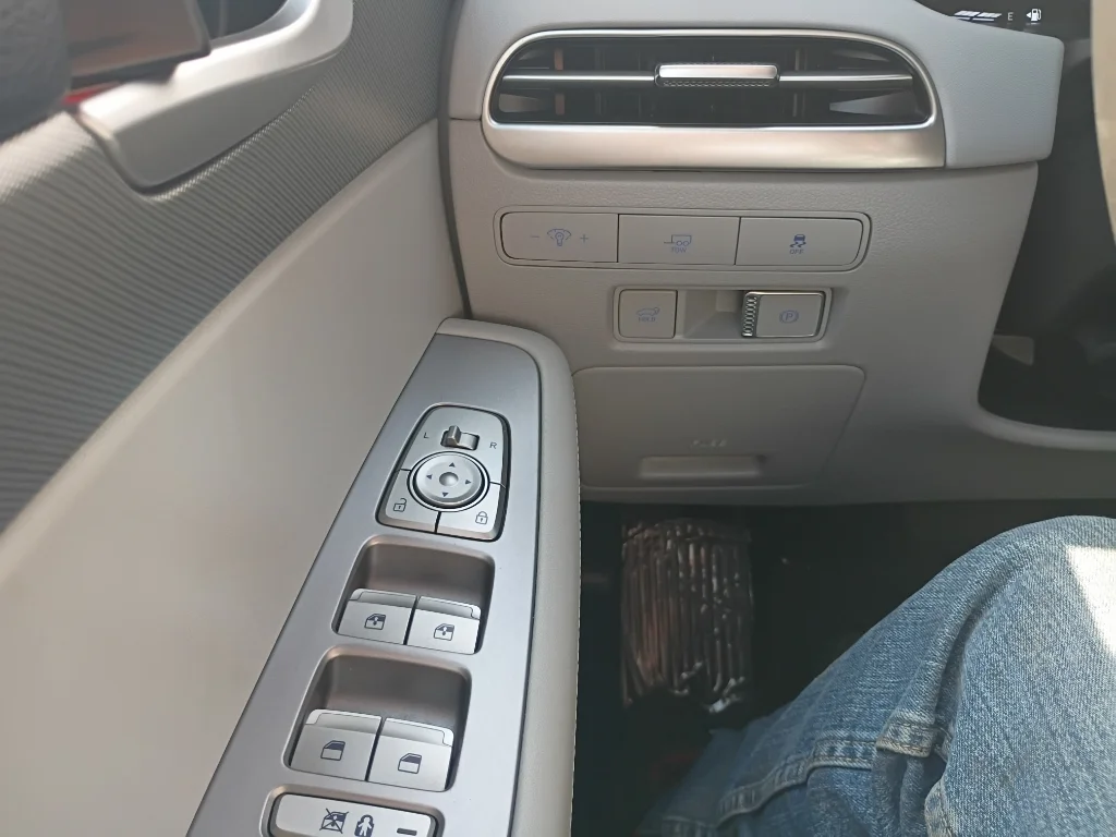 Used 2025  Hyundai SEL image 24