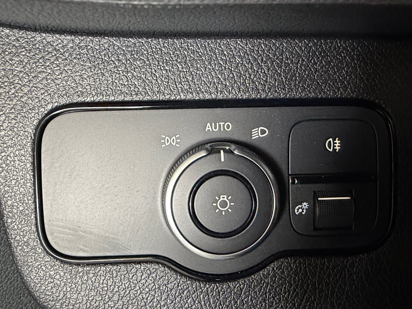 Used 2025  Mercedes-Benz  image 24
