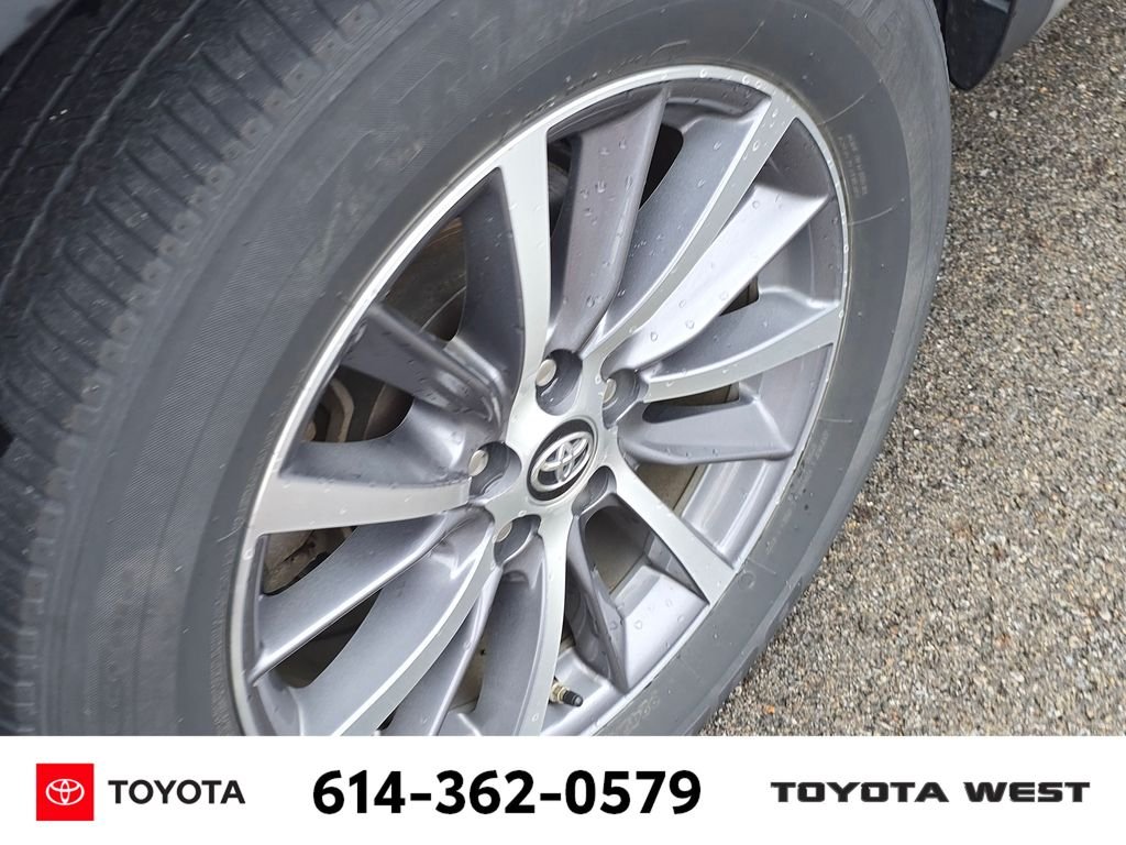 Used 2018 Silver Toyota XLE image 10