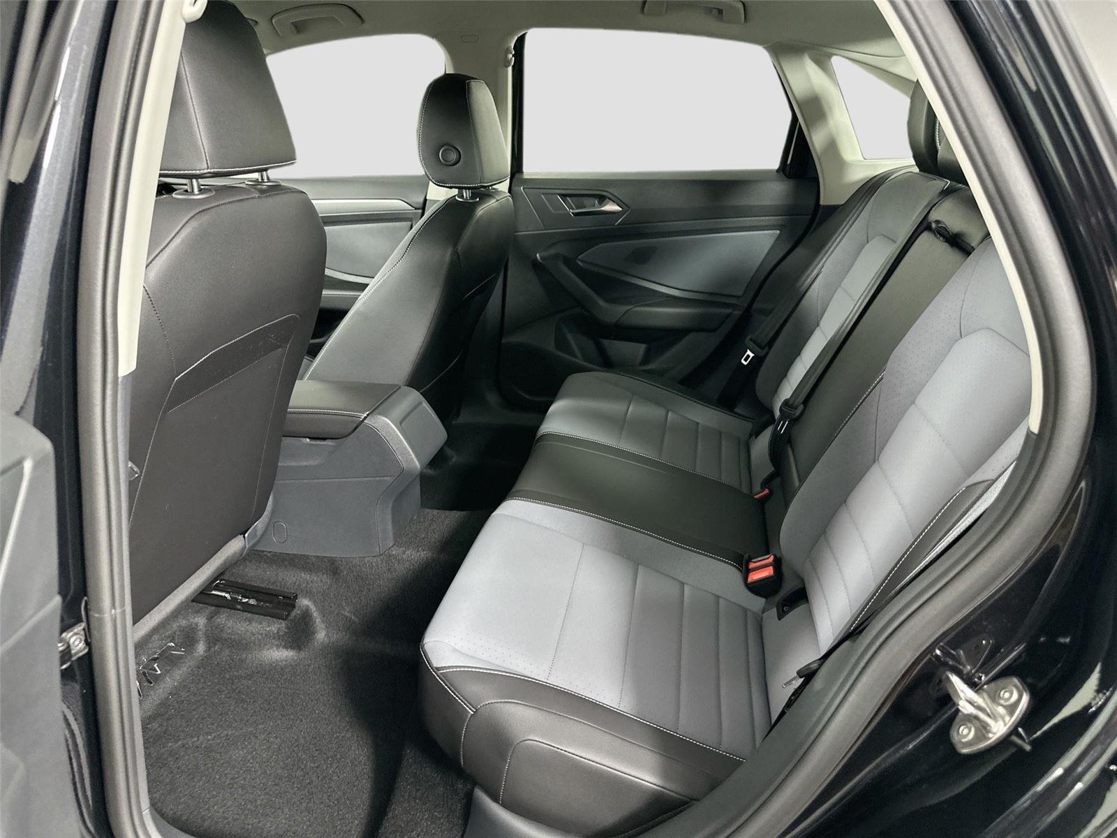 New 2025 Deep Black Pearl Volkswagen SE image 19