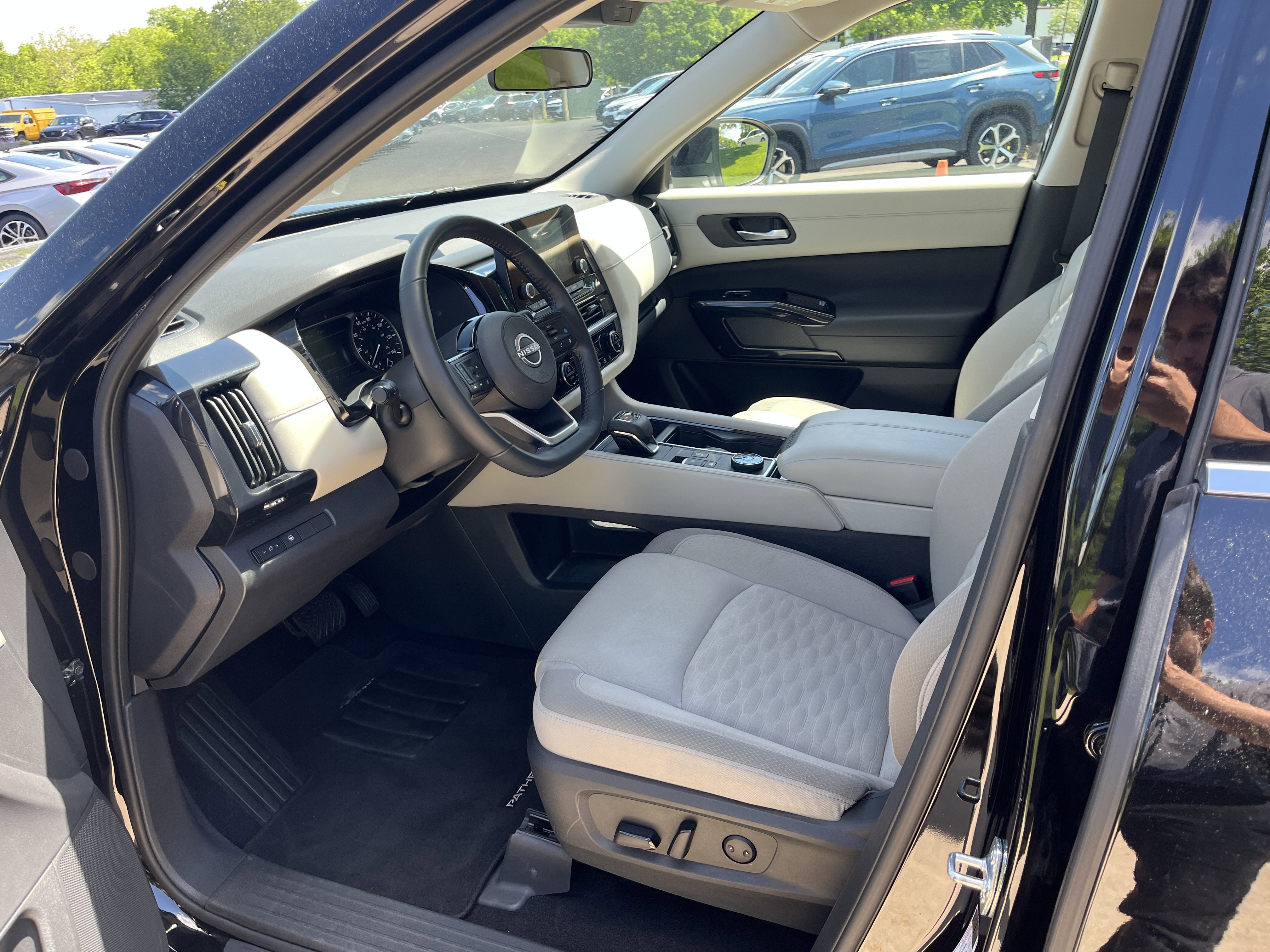 Used 2022 Super Black Nissan SV image 16