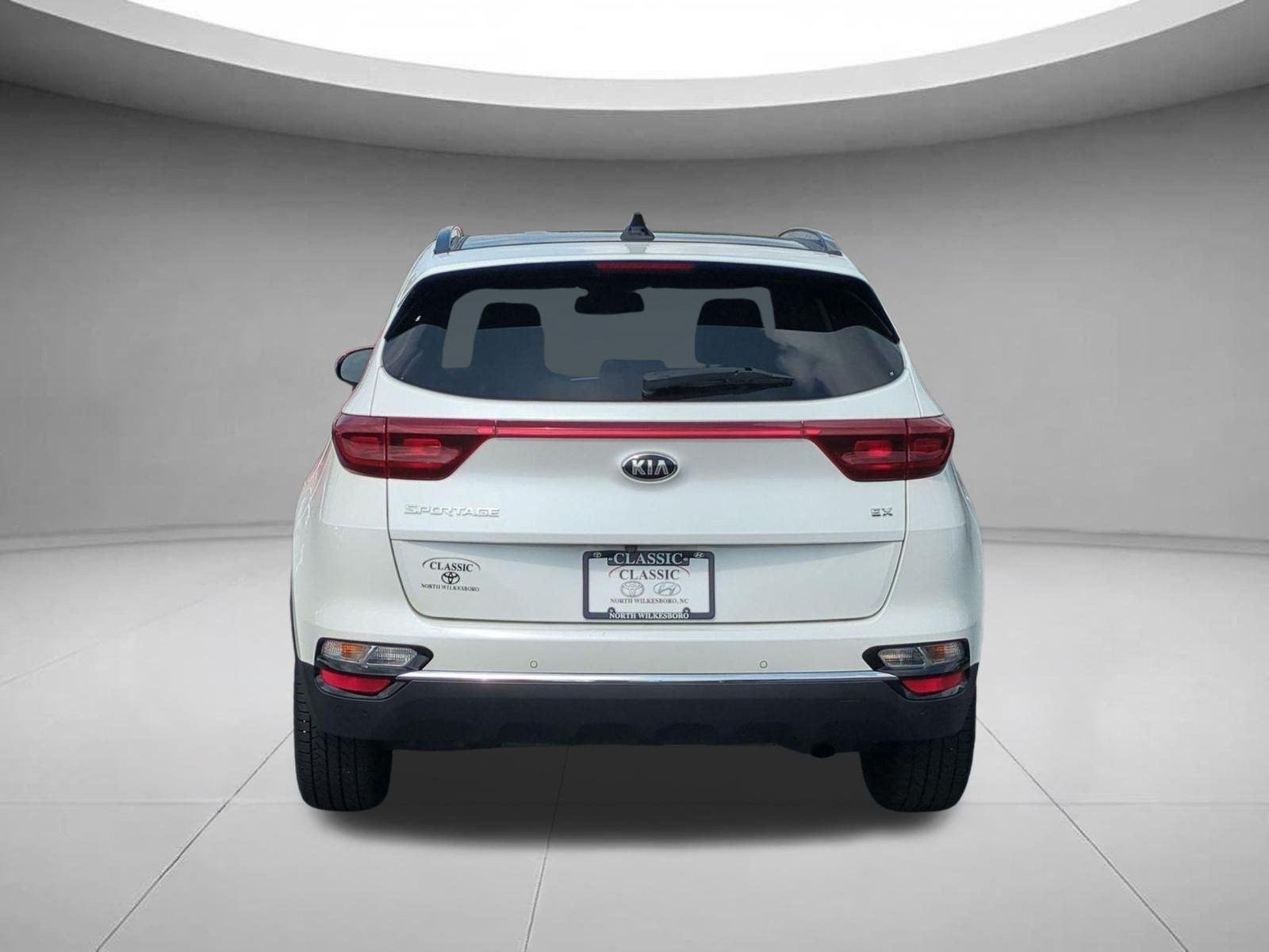 Used 2022 Snow White Pearl Kia EX image 4