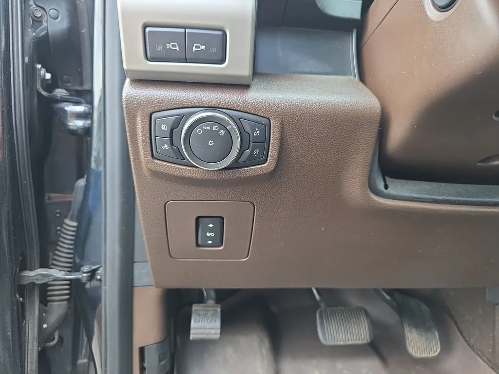 Used 2015  Ford King Ranch image 22