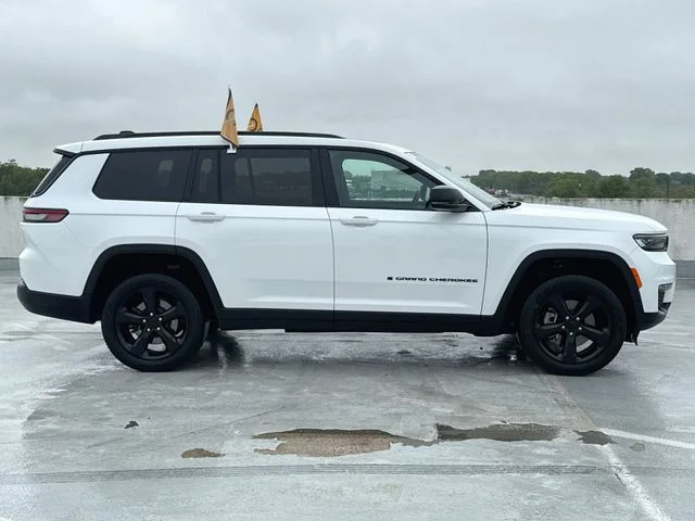 Used 2025 White Jeep Limited image 9