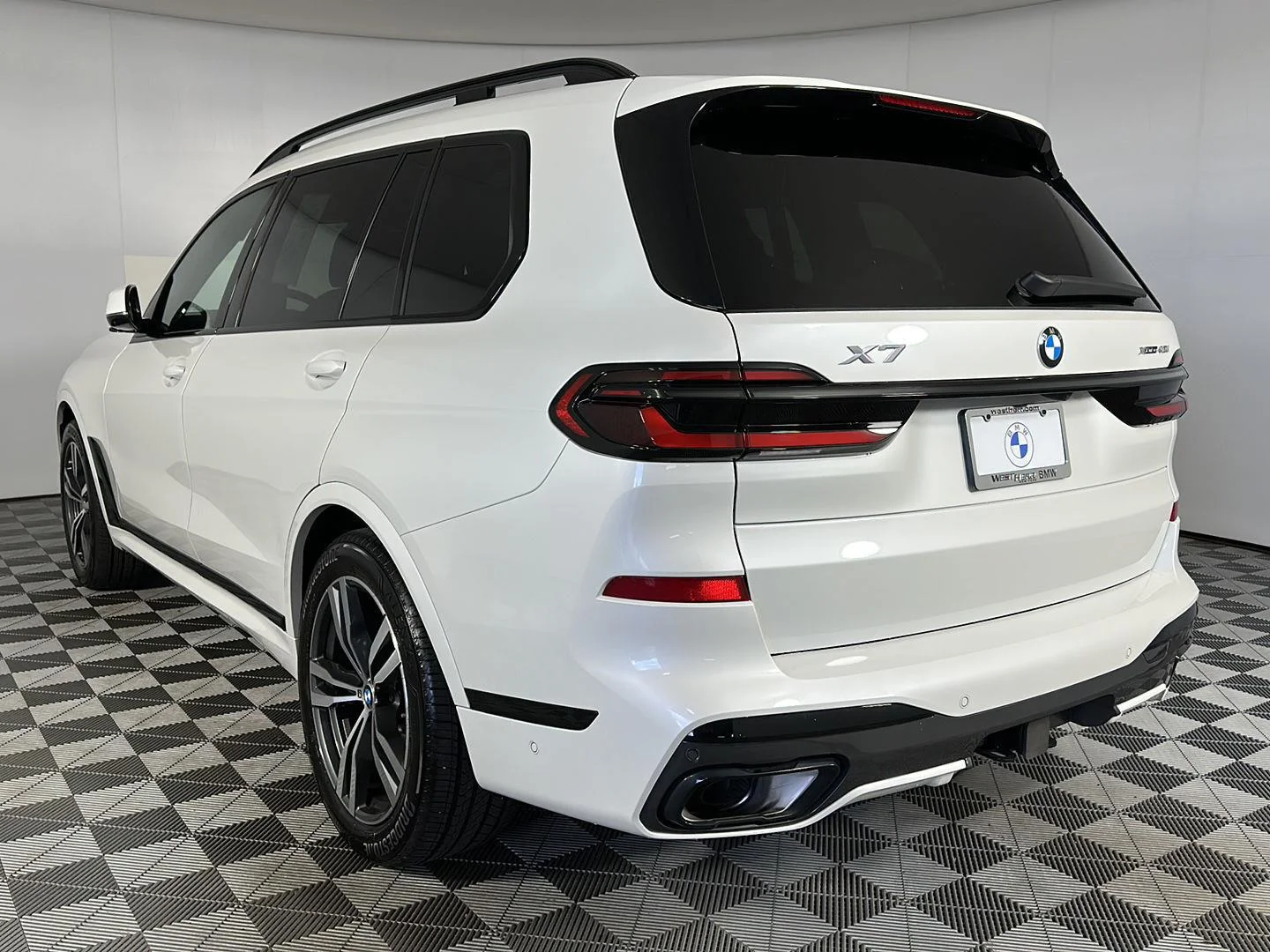 Used 2026 Mineral White Metallic BMW xDrive40i image 29