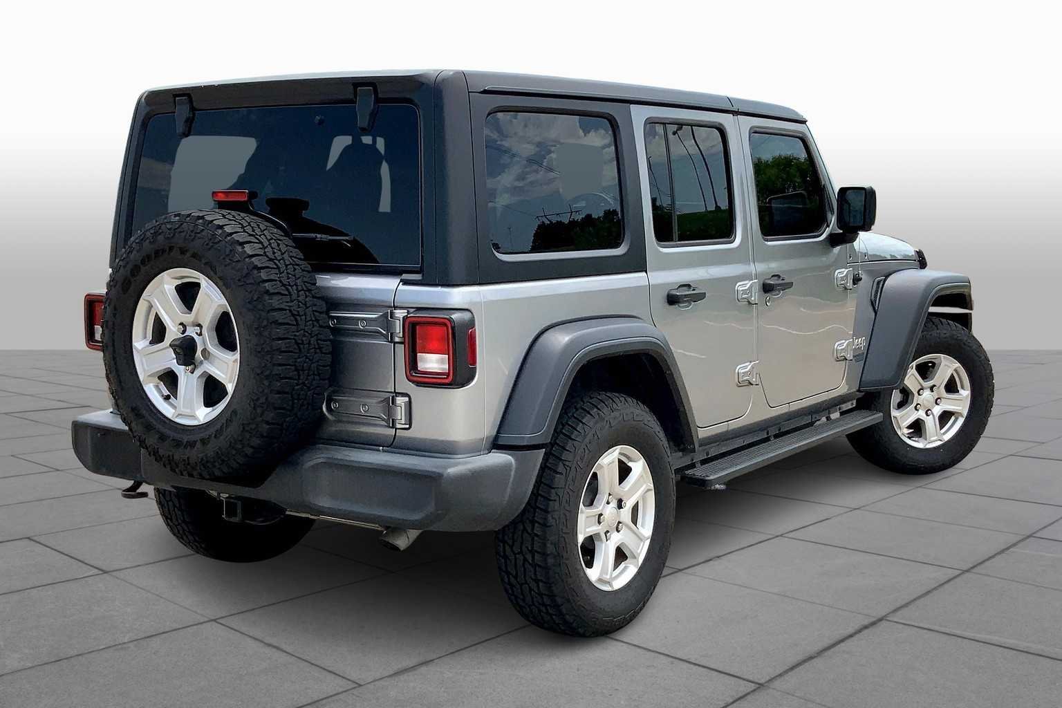 Used 2018 Billet Silver Metallic Clearcoat Jeep Sport S image 12