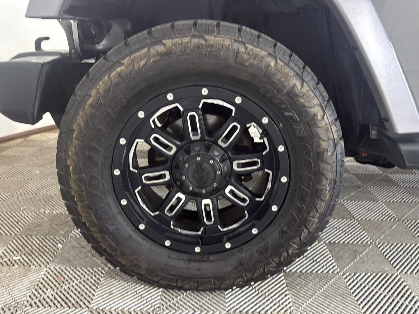 Used 2014  Jeep Sahara image 19