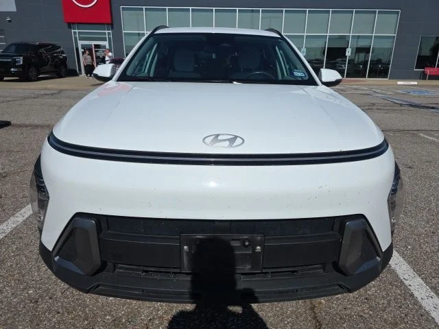 Used 2025 White Hyundai SEL image 2