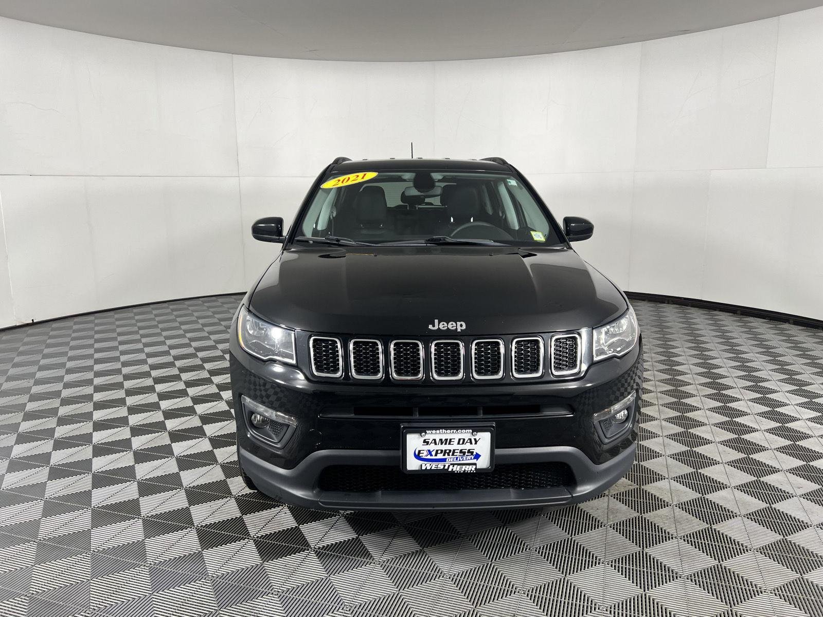 Certified Used 2021 Diamond Black Crystal Pearlcoat Jeep Latitude image 3