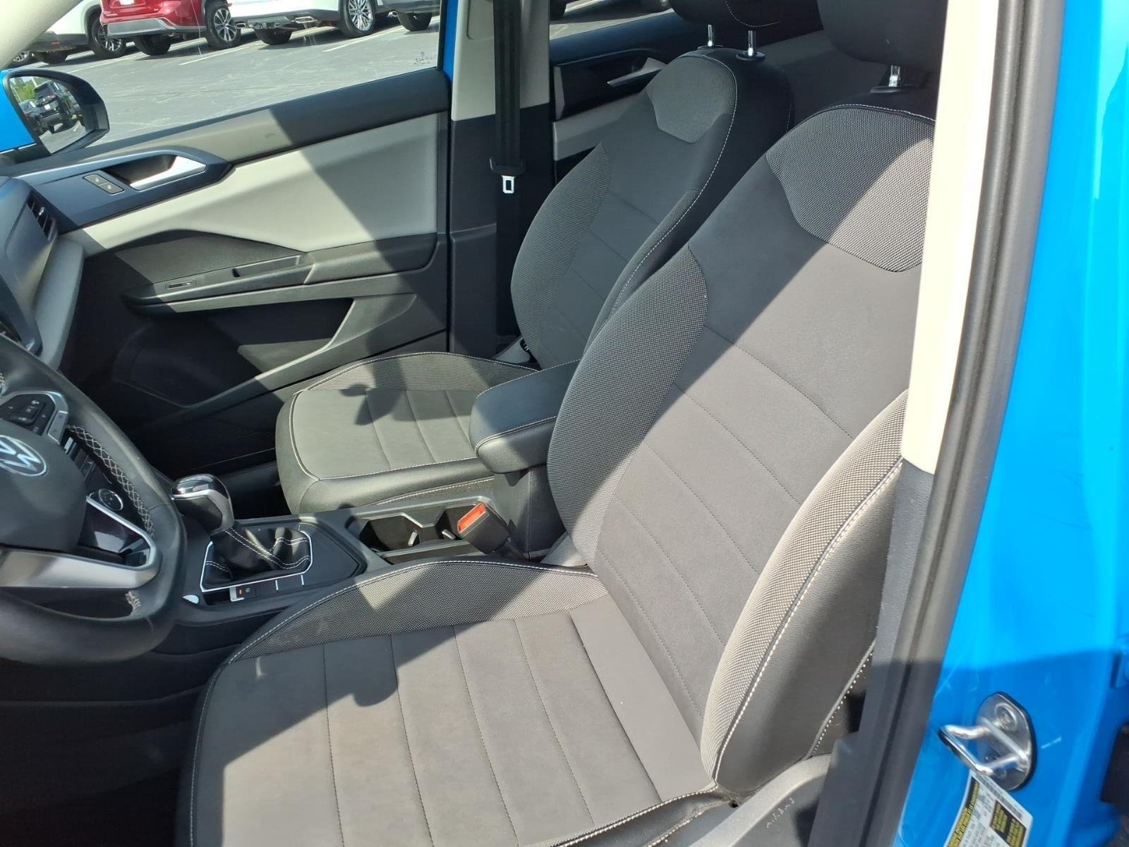 Used 2022 Cornflower Blue Volkswagen SE image 19
