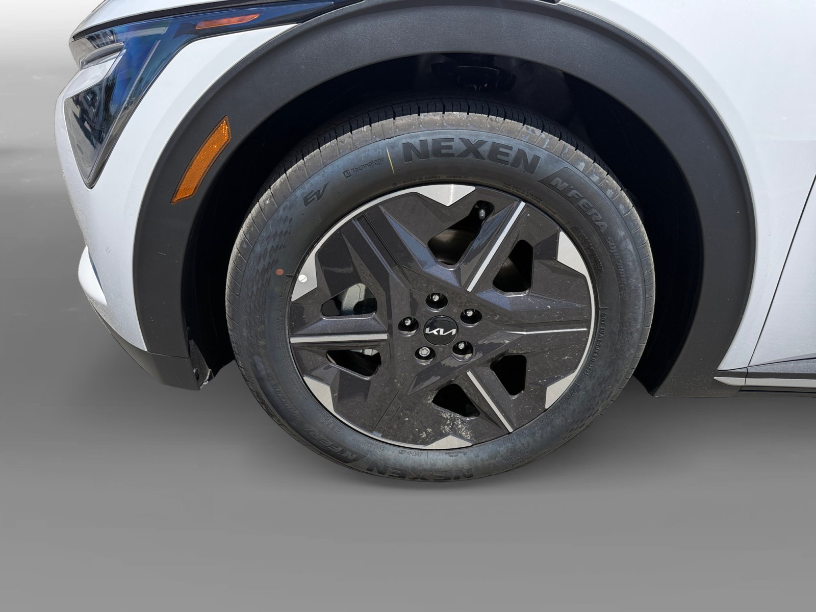 New 2026 Glacial White Pearl Kia LIGHT image 9