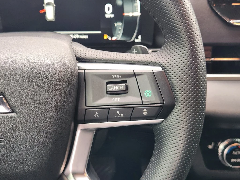 Used 2024  Mitsubishi SE Black Edition image 28