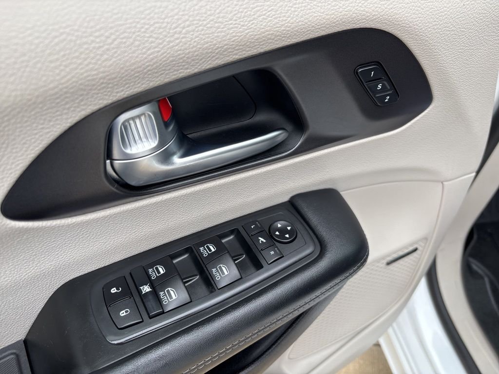 2020 Chrysler Pacifica Hybrid Limited - Photo 16