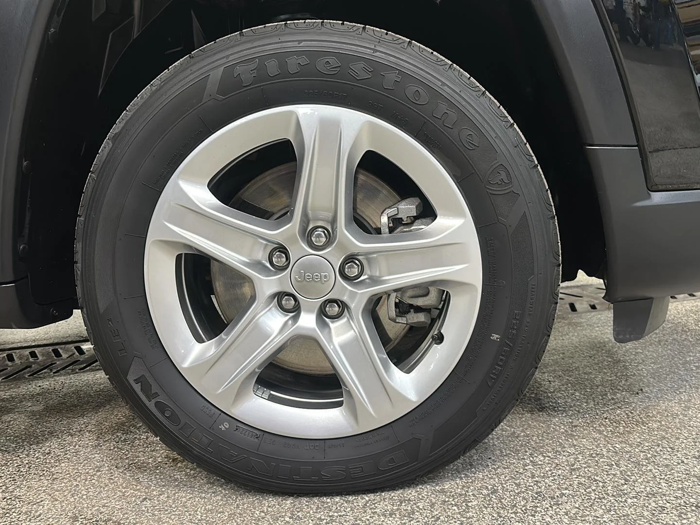 Used 2023 Diamond Black Crystal Pearlcoat Jeep Latitude image 11