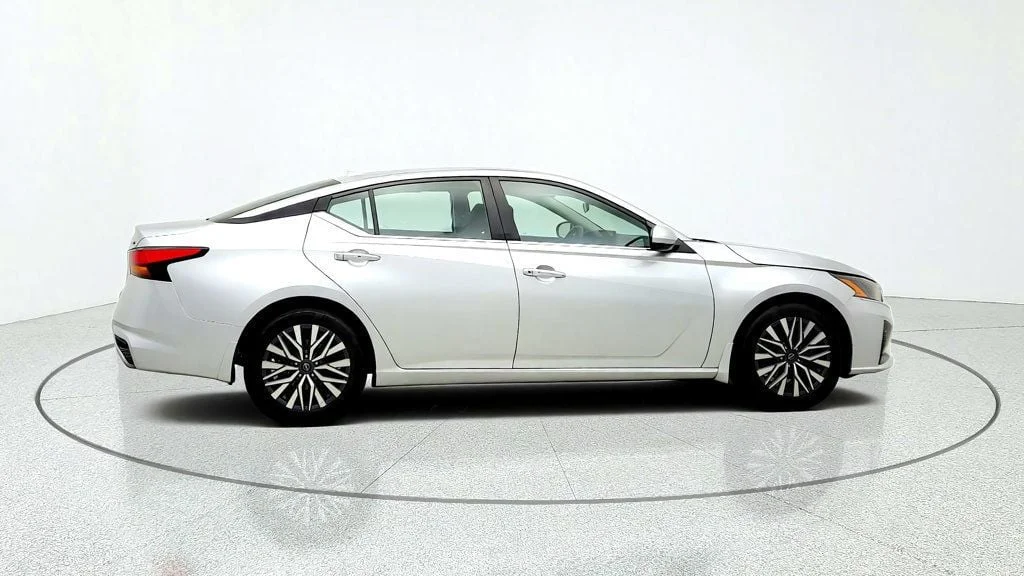Used 2023 Brilliant Silver Metallic Nissan 2.5 SV Sedan image 4