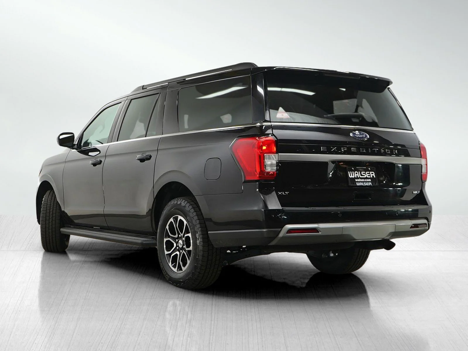 Used 2024 Ford Expedition XLT with VIN 1FMJK1J8XREA33320 for sale in Burnsville, Minnesota