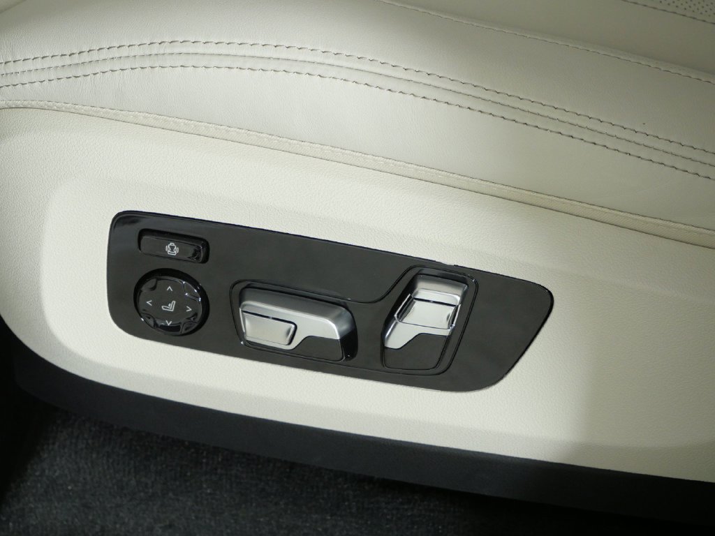 Used 2027 White BMW xDrive40i image 41