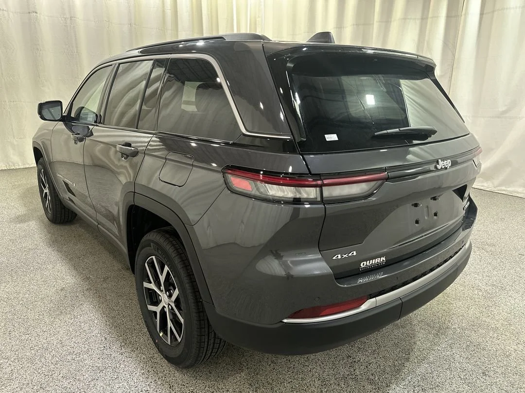 New 2026 Baltic Gray Metallic Clear-Coat Exterior Paint Jeep Limited image 9